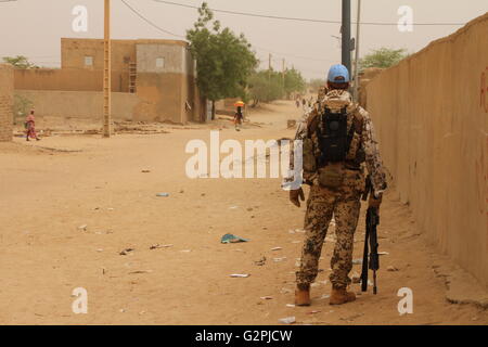 Gao, Mali. 7. Mai 2016. Ein Bundeswehr-Soldaten auf Patrouille in Gao, Mali, 7. Mai 2016. Foto: KRISTIN PALITZA/Dpa/Alamy Live News Stockfoto