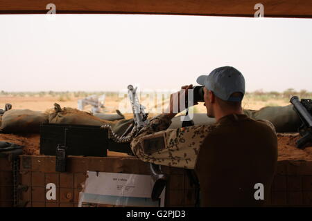 Gao, Mali. 7. Mai 2016. Ein Bundeswehr-Soldat "Camp Castor" zu schützen, wo Deutsche und niederländische UN-Soldaten sind in der Nähe von Gao, Mali, 7. Mai 2016 stationiert. Foto: KRISTIN PALITZA/Dpa/Alamy Live News Stockfoto