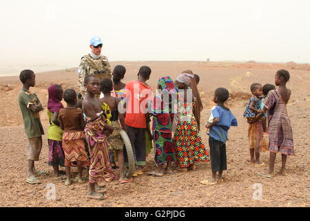 Gao, Mali. 7. Mai 2016. Deutsche UN-Soldaten im Gespräch mit Kindern während Patrouille in Gao, Mali, Mai 7. 2016. Foto: KRISTIN PALITZA/Dpa/Alamy Live News Stockfoto