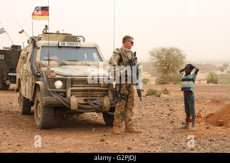 Gao, Mali. 7. Mai 2016. Deutsche UN-Soldat im Gespräch mit einem Kind während Patrouille in Gao, Mali, Mai 7. 2016. Foto: KRISTIN PALITZA/Dpa/Alamy Live News Stockfoto