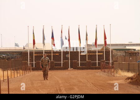 Gao, Mali. 7. Mai 2016. Flaggen der verschiedenen Ländern vor Camp Castor, wo Deutsche UN-Soldaten, in der Nähe von Gao, Mali, 7. Mai 2016 stationiert sind. Foto: KRISTIN PALITZA/Dpa/Alamy Live News Stockfoto