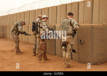 Gao, Mali. 7. Mai 2016. Deutsche UN Soldaten auf Patrouille in Gao, Mali, 7. Mai 2016. Foto: KRISTIN PALITZA/Dpa/Alamy Live News Stockfoto