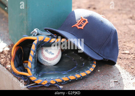 1. Juni 2016: Detroit Mütze, Handschuh und Ball im Spiel zwischen den Detroit Tigers und den Los Angeles Angels of Anaheim, Angel Stadium in Anaheim, CA, Fotograf: Peter Joneleit Stockfoto