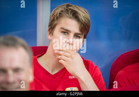 Oslo, Norwegen, 1.Juni. 2016. Norwegen schlug Island 3: 2 in ein Fußball-freundliches Haus im Ullevaal-Stadion. Hier ist Norwegens begabter Mittelfeldspieler Martin Samuelsen (15) auf der Bank gesehen. Bildnachweis: Jan-Erik Eriksen/Alamy Live-Nachrichten Stockfoto