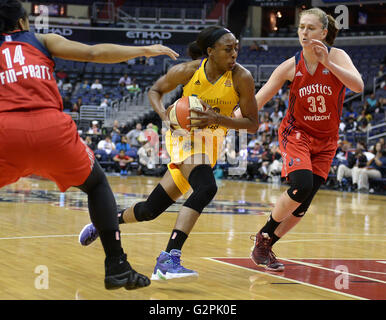 29. Dezember 2007 - Washington, DC, USA - 20160520 - Los Angeles Sparks Vorlauf NNEKA OGWUMIKE (30) Laufwerke zwischen Washington Mystics Wache TIERRA RUFFIN-PRATT (14) und Washington Mystics zentrieren EMMA MEESSEMAN (33) in der ersten Hälfte im Verizon Center in Washington. (Kredit-Bild: © Chuck Myers über ZUMA Draht) Stockfoto