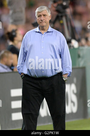 Washington, DC, USA. 1. Juni 2016. 20160601 - Seattle Sounders FC-Trainer SIGI SCHMID Uhren Aktion gegen D.C. United in der zweiten Hälfte im RFK Stadium in Washington. Bildnachweis: Chuck Myers/ZUMA Draht/Alamy Live-Nachrichten Stockfoto