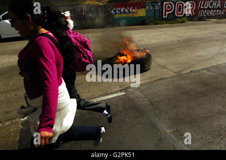 1. Juni 2016 - La Paz, La Paz, Bolivien - Leute laufen Anway aus Protesten. Textilarbeiter lernen Sie die Straßen der Stadt La Paz zum protest gegen die Regierung von Evo Morales und seine jüngste Entscheidung zu letzten ENATEX.SA öffentlichen Textilindustrie geschlossen, als brennen alle persönlichen. Enatex war Ametex bis 2012, Export in die USA für Marken Kleidung, wie Ralph Lauren, Hilfiger, und andere. Nach Failling im Krieg gegen Drogen US Pläne Bolivien locker im Jahr 2008 ihre Möglichkeit, Einstellungen zu exportieren und im Jahr 2012 die Regierung kaufen und reduzieren es um Textilien in Venezuela neue Verbündete, unterstützte durch Hugo Proll zu exportieren Stockfoto