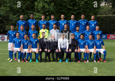 Italien-Teamgruppe (ITA), 1. Juni 2016 - Fußball: Italien Team Gruppe (L-R) oben; Simone Zaza, Angelo Ogbonna, Thiago Motta, Andrea Barzagli, Leonardo Bonucci, Giorgio Chiellini, Graziano Pelle, Marco Parolo, Mitte; Stefano Sturaro, Ciro Immobile, Daniele De Rossi, Salvatore Sirigu, Gianluigi Buffon, Federico Marchetti, Antonio Candreva, Matteo Darmian, Federico Bernardeschi, vorn; Mattia De Sciglio, Lorenzo Insigne, Alessandro Florenzi, Carlo Tavecchio, Antonio Conte, Eder, Emanuele Giaccherini, Stephan El Shaarawy während der Teampräsentation für die UEFA EURO 2016 in Coverciano in Fl Stockfoto