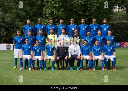 Italien-Teamgruppe (ITA), 1. Juni 2016 - Fußball: Italien Team Gruppe (L-R) oben; Simone Zaza, Angelo Ogbonna, Thiago Motta, Andrea Barzagli, Leonardo Bonucci, Giorgio Chiellini, Graziano Pelle, Marco Parolo, Mitte; Stefano Sturaro, Ciro Immobile, Daniele De Rossi, Salvatore Sirigu, Gianluigi Buffon, Federico Marchetti, Antonio Candreva, Matteo Darmian, Federico Bernardeschi, vorn; Mattia De Sciglio, Lorenzo Insigne, Alessandro Florenzi, Carlo Tavecchio, Antonio Conte, Eder, Emanuele Giaccherini, Stephan El Shaarawy während der Teampräsentation für die UEFA EURO 2016 in Coverciano in Fl Stockfoto