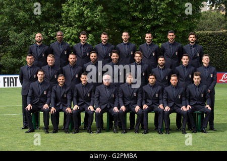 Italien-Teamgruppe (ITA), 1. Juni 2016 - Fußball: Italien Team Gruppe (L-R) oben; Simone Zaza, Angelo Ogbonna, Thiago Motta, Andrea Barzagli, Leonardo Bonucci, Giorgio Chiellini, Graziano Pelle, Marco Parolo, Mitte; Stefano Sturaro, Ciro Immobile, Daniele De Rossi, Salvatore Sirigu, Gianluigi Buffon, Federico Marchetti, Antonio Candreva, Matteo Darmian, Federico Bernardeschi, vorn; Mattia De Sciglio, Lorenzo Insigne, Alessandro Florenzi, Carlo Tavecchio, Antonio Conte, Eder, Emanuele Giaccherini, Stephan El Shaarawy während der Teampräsentation für die UEFA EURO 2016 in Coverciano in Fl Stockfoto