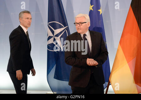 Berlin, Deutschland. 1. Juni 2016. Deutscher Außenminister Frank-Walter Steinmeier (SPD) erhält NATO-Generalsekretär Jens Stoltenberg in Berlin, Deutschland, 1. Juni 2016. Maurizio Gambarini/Dpa/Alamy Live News Stockfoto