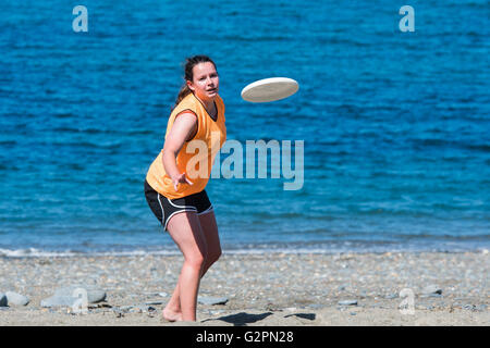 Aberystwyth Wales UK, Donnerstag, 2. Juni 2016 UK Wetter: am zweiten "offiziellen" Tag der Sommer Studenten an der Aberystwyth University "Ultimate Frisbee" Club genießen Sie einen Morgen strahlend blauem Himmel und warmen Sonnenschein am Strand an der Küste von West Wales in Cardigan Bay.   Im Gegensatz zu den bewölkten und feuchten Bedingungen im Osten des Landes ist die Temperatur in Wales und Südwestengland voraussichtlich den niedrigen 20er Jahren Grad Celsius erreichen.  Bildnachweis: Keith Morris / Alamy Live News Stockfoto