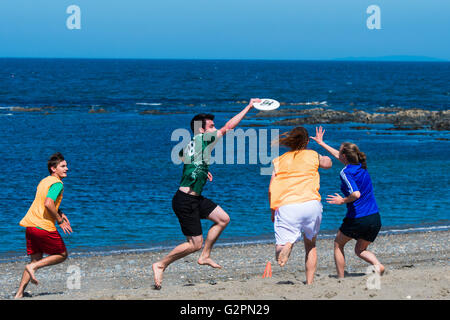 Aberystwyth Wales UK, Donnerstag, 2. Juni 2016 UK Wetter: am zweiten "offiziellen" Tag der Sommer Studenten an der Aberystwyth University "Ultimate Frisbee" Club genießen Sie einen Morgen strahlend blauem Himmel und warmen Sonnenschein am Strand an der Küste von West Wales in Cardigan Bay.   Im Gegensatz zu den bewölkten und feuchten Bedingungen im Osten des Landes ist die Temperatur in Wales und Südwestengland voraussichtlich den niedrigen 20er Jahren Grad Celsius erreichen.  Bildnachweis: Keith Morris / Alamy Live News Stockfoto