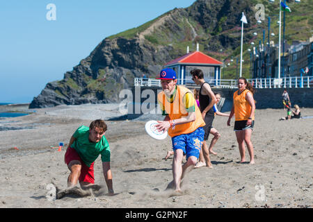 Aberystwyth Wales UK, Donnerstag, 2. Juni 2016 UK Wetter: am zweiten "offiziellen" Tag der Sommer Studenten an der Aberystwyth University "Ultimate Frisbee" Club genießen Sie einen Morgen strahlend blauem Himmel und warmen Sonnenschein am Strand an der Küste von West Wales in Cardigan Bay.   Im Gegensatz zu den bewölkten und feuchten Bedingungen im Osten des Landes ist die Temperatur in Wales und Südwestengland voraussichtlich den niedrigen 20er Jahren Grad Celsius erreichen.  Bildnachweis: Keith Morris / Alamy Live News Stockfoto