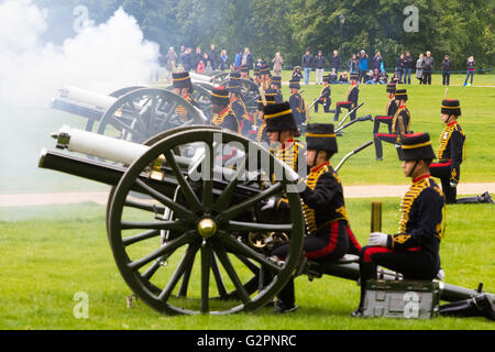 Hyde Park, London, 2. Juni 2016. Soldaten und Waffen des Königs Troop Royal Horse Artillery Feuer a 41 Runden Royal Salute anlässlich der 63. Jahrestag der Krönung des britischen Monarchen HM Königin Elizabeth II. Bildnachweis: Paul Davey/Alamy Live-Nachrichten Stockfoto