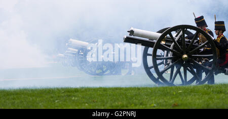 Hyde Park, London, 2. Juni 2016. Soldaten und Waffen des Königs Troop Royal Horse Artillery Feuer a 41 Runden Royal Salute anlässlich der 63. Jahrestag der Krönung des britischen Monarchen HM Königin Elizabeth II. Bild: Rauch aus den Geschützen decken die Szene. Bildnachweis: Paul Davey/Alamy Live-Nachrichten Stockfoto