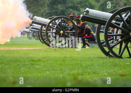 Hyde Park, London, 2. Juni 2016. Soldaten und Waffen des Königs Troop Royal Horse Artillery Feuer a 41 Runden Royal Salute anlässlich der 63. Jahrestag der Krönung des britischen Monarchen HM Königin Elizabeth II. Bild: Eine Waffe speit Ruhm wie es ausgelöst wird. Bildnachweis: Paul Davey/Alamy Live-Nachrichten Stockfoto