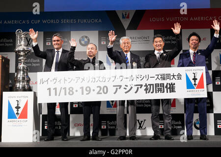 Tokio, Japan. 2. Juni 2016. (L, R) Russell Coutts, CEO von des America Cup Veranstaltung Behörde, SoftBank Chairman und CEO Masayoshi Son, Japan Segeln Federation (JSAF) Vorsitzender Hirobumi Kawano, SoftBank Team Japan Geschäftsführer stellen Kazuhiro Sofuku und Fukuoka Bürgermeister Soichiro Takashima für die Kameras während einer Pressekonferenz am 1. Juni 2016, Tokio, Japan. Der American Cup Veranstaltung Behörde, Stadt Fukuoka, Japan SoftBank Group Corp. (SBG) und der JSAF angekündigt, dass das neunte Rennen der der den Louis Vuitton America Cup World Series (LVACWS) findet in Fukuoka, die fünftgrößte Stadt in Stockfoto