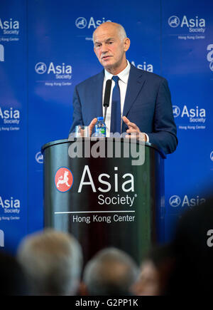 Hong Kong, China. 2. Juni 2016. George Papandreou hält eine Rede bei der Asia Society of Hong Kong auf Austritt. Papandreou diente als der Premierminister von Griechenland zwischen 2009 und 2011, auf dem Höhepunkt der Schuldenkrise Griechenlands. Er vertrat der Panhellenischen Sozialistischen Bewegung oder PASOK. Die Europäische Finanzkrise und die Flüchtlingskrise, die folgten, haben in die Hände von Euro-Skeptikern gespielt. Großbritannien steht vor einem nationalen Referendum am 23. Juni verlassen oder bleiben in der Europäischen Union, die Briten und Europäern gleichermaßen spaltet. © ZUMA Press, Inc./Alamy Live News Stockfoto