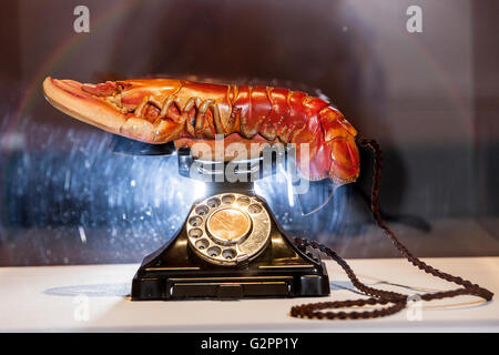 Edinburgh, UK. 2. Juni 2016. Drücken Sie die Ansicht an die Scottish National Gallery der modernen Art (moderne One). Surreale Landschaft Ausstellung.  Salvador Dali Hummer Telefon 1938 abgebildet. Pako Mera/Alamy Live-Nachrichten. Stockfoto