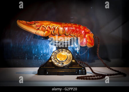 Edinburgh, UK. 2. Juni 2016. Drücken Sie die Ansicht an die Scottish National Gallery der modernen Art (moderne One). Surreale Landschaft Ausstellung.  Abgebildete Salvador Dali Hummer Telefon 1938 Pako Mera/Alamy Live-Nachrichten. Stockfoto