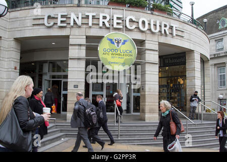 Wimbledon London, UK. 2. Juni 2016. Ein großes Schild vor Einkaufszentrum Centre Court in Wimbledon Stadtzentrum Erweiterung viel Glück wünscht, AFC Wimbledon nach seiner Beförderung zum League One in einem Playoff-Finale im Wembley-Stadion gegen Plymouth am 30. Mai zum ersten Mal in der Geschichte des Vereins seit der Gründung in 2002 Credit: Amer Ghazzal/Alamy Live-Nachrichten Stockfoto