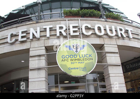 Wimbledon London, UK. 2. Juni 2016. Ein großes Schild vor Einkaufszentrum Centre Court in Wimbledon Stadtzentrum Erweiterung viel Glück wünscht, AFC Wimbledon nach seiner Beförderung zum League One in einem Playoff-Finale im Wembley-Stadion gegen Plymouth am 30. Mai zum ersten Mal in der Geschichte des Vereins seit der Gründung in 2002 Credit: Amer Ghazzal/Alamy Live-Nachrichten Stockfoto