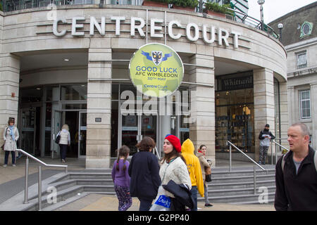 Wimbledon London, UK. 2. Juni 2016. Ein großes Schild vor Einkaufszentrum Centre Court in Wimbledon Stadtzentrum Erweiterung viel Glück wünscht, AFC Wimbledon nach seiner Beförderung zum League One in einem Playoff-Finale im Wembley-Stadion gegen Plymouth am 30. Mai zum ersten Mal in der Geschichte des Vereins seit der Gründung in 2002 Credit: Amer Ghazzal/Alamy Live-Nachrichten Stockfoto