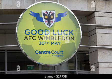 Wimbledon London, UK. 2. Juni 2016. Ein großes Schild vor Einkaufszentrum Centre Court in Wimbledon Stadtzentrum Erweiterung viel Glück wünscht, AFC Wimbledon nach seiner Beförderung zum League One in einem Playoff-Finale im Wembley-Stadion gegen Plymouth am 30. Mai zum ersten Mal in der Geschichte des Vereins seit der Gründung in 2002 Credit: Amer Ghazzal/Alamy Live-Nachrichten Stockfoto