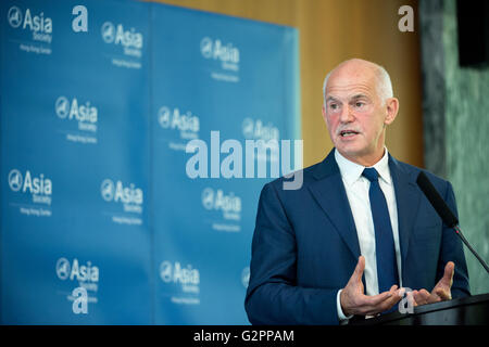 Hong Kong SAR, China. 2. Juni 2016.George gibt Papandreou eine Rede bei der Asia Society of Hong Kong auf Austritt. Papandreou diente als der Premierminister von Griechenland zwischen 2009 und 2011, auf dem Höhepunkt der Schuldenkrise Griechenlands. Er vertrat der Panhellenischen Sozialistischen Bewegung oder PASOK.  Die Europäische Finanzkrise und die Flüchtlingskrise, die folgten, haben in die Hände von Euro-Skeptikern gespielt. Großbritannien steht vor einem nationalen Referendum am 23. Juni verlassen oder bleiben in der Europäischen Union, die Briten und Europäern gleichermaßen spaltet. Bildnachweis: Jayne Russell/Alamy Live-Nachrichten Stockfoto