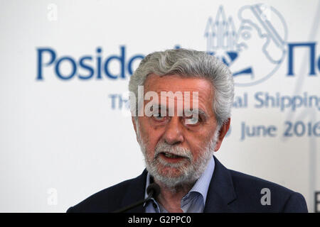 (160602)--Athen, 2. Juni 2016 (Xinhua)--Theodore Dritsas, griechische Versand Minister, befasst sich mit eine Pressekonferenz in Piräus, Griechenland, 2. Juni 2016. Weltweit größten maritimen Ausstellungen vom 6. Juni bis 10 Juni in Athen mit der Teilnahme von 1.800 Unternehmen aus 89 Ländern stattfinden. (Xinhua/Marios Lolos) (Cyc) Stockfoto