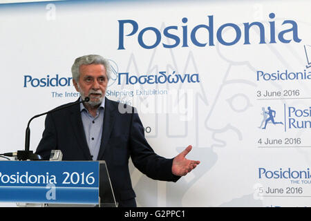 (160602)--Athen, 2. Juni 2016 (Xinhua)--Theodore Dritsas, griechische Versand Minister, befasst sich mit eine Pressekonferenz in Piräus, Griechenland, 2. Juni 2016. Weltweit größten maritimen Ausstellungen vom 6. Juni bis 10 Juni in Athen mit der Teilnahme von 1.800 Unternehmen aus 89 Ländern stattfinden. (Xinhua/Marios Lolos) (Cyc) Stockfoto