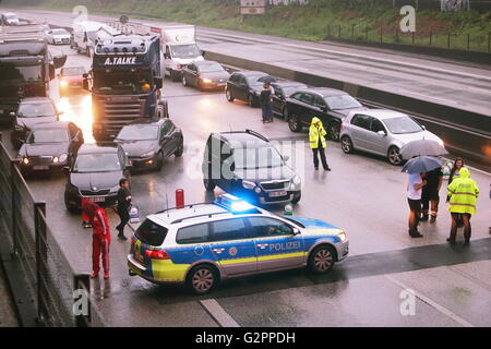 Düsseldorf, Deutschland. 1. Juni 2016. Eine Polizei Auto blockiert den Zugriff auf die A46-Autobahntunnels in Düsseldorf, Deutschland, 1. Juni 2016. Die Tunnel Autobahn musste nach schweren Regenfällen heruntergefahren werden. Foto: DAVID YOUNG/Dpa/Alamy Live News Stockfoto