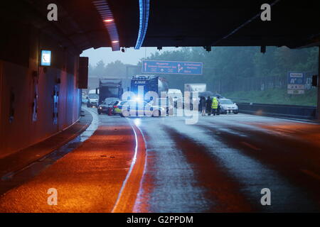 Düsseldorf, Deutschland. 1. Juni 2016. Eine Polizei Auto blockiert den Zugriff auf die A46-Autobahntunnels in Düsseldorf, Deutschland, 1. Juni 2016. Die Tunnel Autobahn musste nach schweren Regenfällen heruntergefahren werden. Foto: DAVID YOUNG/Dpa/Alamy Live News Stockfoto