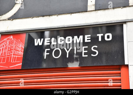 Charing Cross Road, London, UK. 2. Juni 2016. Streit um Pläne, am ursprünglichen Standort des Foyles Bookstore am Charing Cross zu zerstören Stockfoto