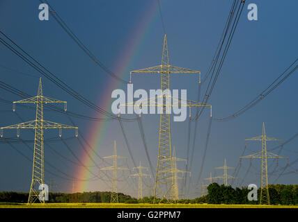 Peitz, Deutschland. 1. Juni 2016. Ein Regenbogen leuchtet vor dunklen Gewitterwolken hinter vielen Hochspannungs-Polen in der Nähe von Peitz, Deutschland, 1. Juni 2016 auf. Foto: PATRICK PLEUL/Dpa/Alamy Live News Stockfoto