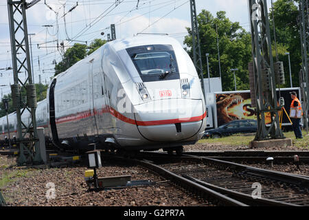 Berlin, Deutschland. 2. Juni 2016. Eine vierte Generation ICE Highspeed Zug Reisen auf Schienen während der Feierlichkeiten zum 25. Jubiläum von dem ersten planmäßigen Abflug eine ICE-Hochgeschwindigkeits-Zug-Service in Berlin, Deutschland, 2. Juni 2016. Foto: Paul Zinken/Dpa/Alamy Live News Stockfoto