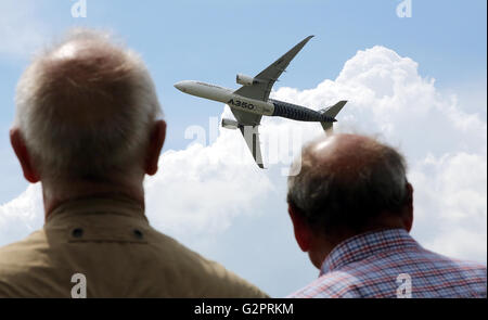 Schönefeld, Deutschland. 2. Juni 2016. Fachbesucher beobachten den Flug eines Airbus A350 an der Berlin Air Show (ILA) in Schönefeld, Deutschland, 2. Juni 2016. Die Airshow am Flughafen Berlin-Schönefeld ist von 01 bis 4. Juni 2016 geöffnet. Foto: WOLFGANG KUMM/Dpa/Alamy Live News Stockfoto