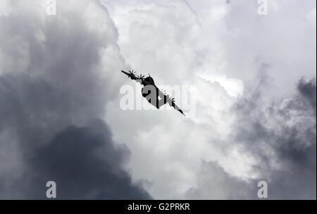 Schönefeld, Deutschland. 2. Juni 2016. Ein Airbus A400M hebt ab bei der Berlin Air Show (ILA) in Schönefeld, Deutschland, 2. Juni 2016. Die Airshow am Flughafen Berlin-Schönefeld ist von 01 bis 4. Juni 2016 geöffnet. Foto: WOLFGANG KUMM/Dpa/Alamy Live News Stockfoto