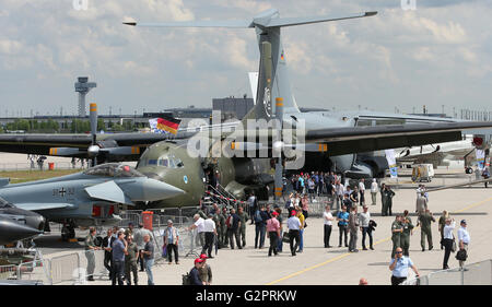 Schönefeld, Deutschland. 2. Juni 2016. Fachbesucher Fuß durch das Messegelände an der Berlin Air Show (ILA) in Schönefeld, Deutschland, 2. Juni 2016. Die Airshow am Flughafen Berlin-Schönefeld ist von 01 bis 4. Juni 2016 geöffnet. Foto: WOLFGANG KUMM/Dpa/Alamy Live News Stockfoto