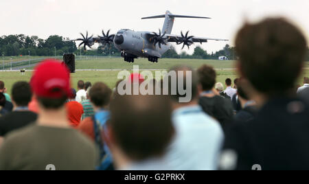 Schönefeld, Deutschland. 2. Juni 2016. Fachbesucher beobachten die Landung eines Airbus A400M an der Berlin Air Show (ILA) in Schönefeld, Deutschland, 2. Juni 2016. Die Airshow am Flughafen Berlin-Schönefeld ist von 01 bis 4. Juni 2016 geöffnet. Foto: WOLFGANG KUMM/Dpa/Alamy Live News Stockfoto