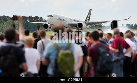 Schönefeld, Deutschland. 2. Juni 2016. Besucher sehen einen Airbus A350-Land bei der Berlin Air Show (ILA) in Schönefeld, Deutschland, 2. Juni 2016. Die Airshow am Flughafen Berlin-Schönefeld ist von 01 bis 4. Juni 2016 geöffnet. Foto: WOLFGANG KUMM/Dpa/Alamy Live News Stockfoto