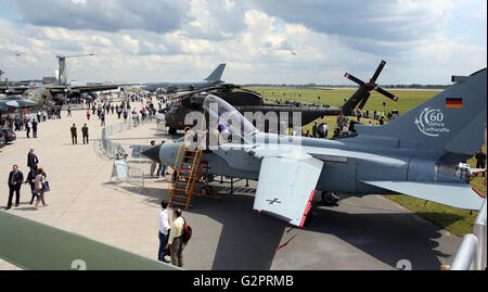 Schönefeld, Deutschland. 2. Juni 2016. Fachbesucher Fuß durch das Messegelände an der Berlin Air Show (ILA) in Schönefeld, Deutschland, 2. Juni 2016. Die Airshow am Flughafen Berlin-Schönefeld ist von 01 bis 4. Juni 2016 geöffnet. Foto: WOLFGANG KUMM/Dpa/Alamy Live News Stockfoto