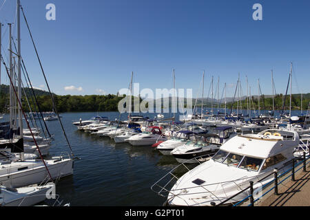 Lake Windermere 2. June2016 UK Wetter. Bowness auf Windermere voll von Touristen für Semesterhälfte, Marina bei Bowness Credit: Gordon Shoosmith/Alamy Live News Stockfoto