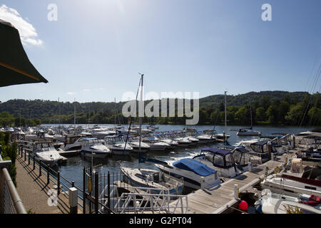 Lake Windermere 2. June2016 UK Wetter. Bowness auf Windermere voll von Touristen für Semesterhälfte, Marina bei Bowness Credit: Gordon Shoosmith/Alamy Live News Stockfoto