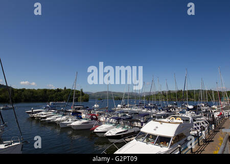 Lake Windermere 2. June2016 UK Wetter. Bowness auf Windermere voll von Touristen für Semesterhälfte, Marina bei Bowness Credit: Gordon Shoosmith/Alamy Live News Stockfoto