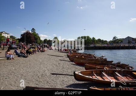 Lake Windermere 2. June2016 UK Wetter. Bowness auf Windermere voll von Touristen für Semesterhälfte, Bowness Bay Strand Credit: Gordon Shoosmith/Alamy Live News Stockfoto