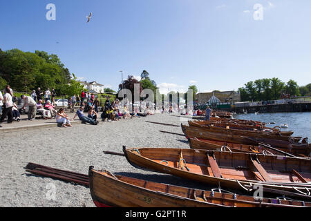 Lake Windermere 2. June2016 UK Wetter. Bowness auf Windermere voll von Touristen für Semesterhälfte, Bowness Bay Strand Credit: Gordon Shoosmith/Alamy Live News Stockfoto