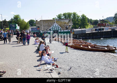 Lake Windermere 2. June2016 UK Wetter. Bowness auf Windermere voll von Touristen für Semesterhälfte, Bowness Bay Strand Credit: Gordon Shoosmith/Alamy Live News Stockfoto