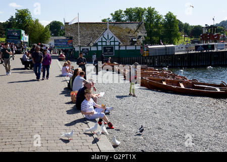 Lake Windermere 2. June2016 UK Wetter. Bowness auf Windermere voll von Touristen für Semesterhälfte, Bowness Bay Strand Credit: Gordon Shoosmith/Alamy Live News Stockfoto